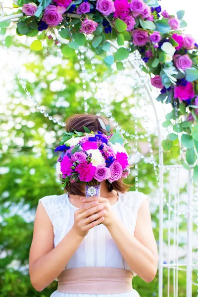 Brudtärna med en bröllop bukett. Arch för bröllop ceremoni dec — Stockfoto