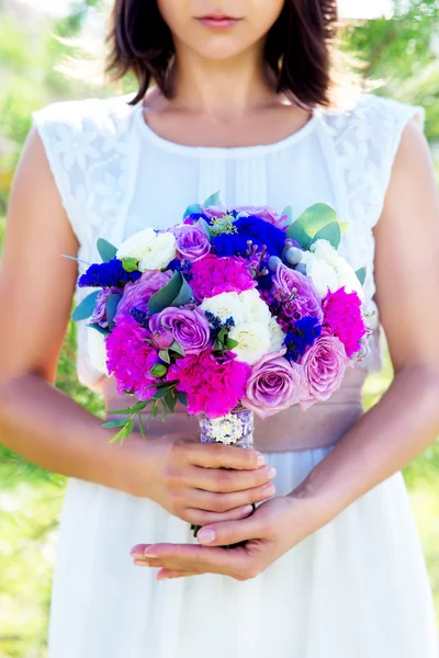 Bruidsmeisje houdt een bruiloft boeket rozen in paarse tinten. Flo — Stockfoto