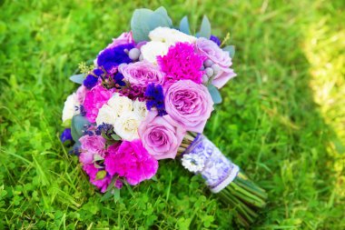 Düğün buket gül mor tonlarında. bitki kompozisyonu 