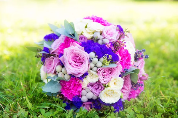 Γαμήλια ανθοδέσμη με τριαντάφυλλα σε μοβ τόνους. χλωριδική σύνθεση — Φωτογραφία Αρχείου