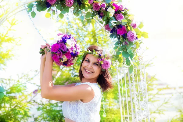 Druhna z Bukiet ślubny. łuk na grudzień, ceremonia ślubna — Zdjęcie stockowe