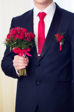 elleri düğün damat takım elbise hazırlanıyor. damat biz tutar