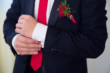 elinde düğün damat takım elbise hazırlanıyor. 