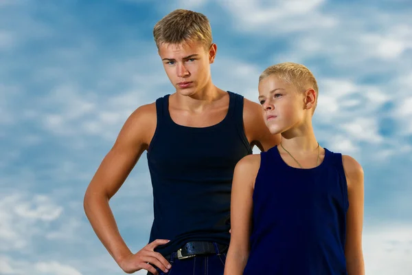 Dwie nastolatki na plaży. starannie wygląda na odległość — Zdjęcie stockowe