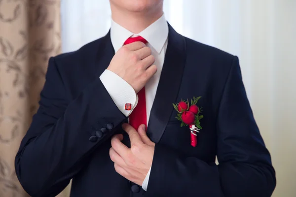 Las manos del novio de boda preparándose en traje . — Foto de Stock