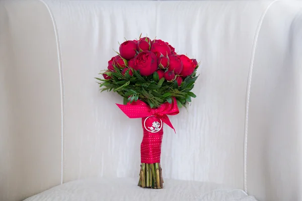Красивий весільний букет з червоних троянд . — стокове фото