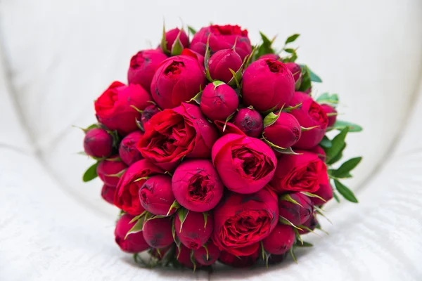 Schöner Hochzeitsstrauß aus roten Rosen. — Stockfoto