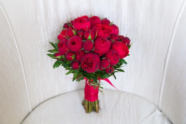 Bellissimo bouquet da sposa di rose rosse . — Foto Stock