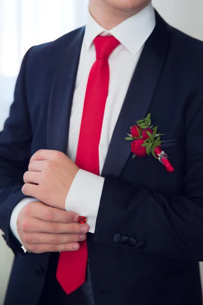 Las manos del novio de boda preparándose en traje . —  Fotos de Stock