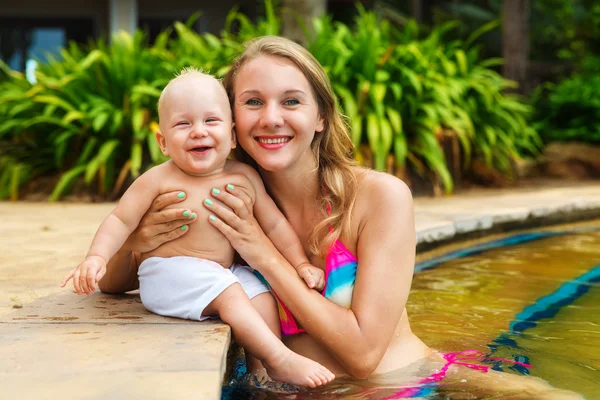 Beautiful mother and child in the open air. Nature. Outdoor port — Stock Photo, Image