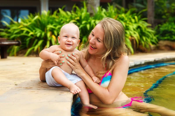 Hermosa madre e hijo al aire libre. Naturaleza. Puerto exterior —  Fotos de Stock