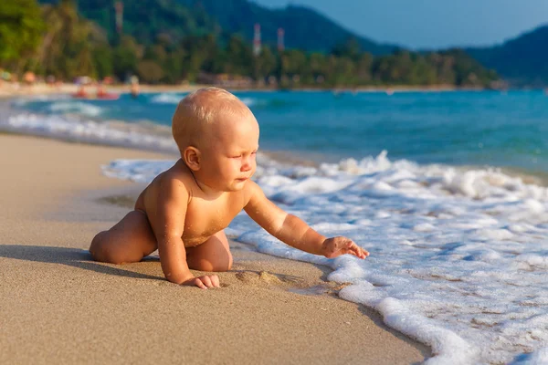 Um miúdo a divertir-se numa praia tropical . — Fotografia de Stock