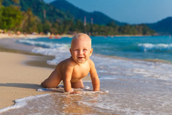 Un bambino che si diverte su una spiaggia tropicale . — Foto Stock