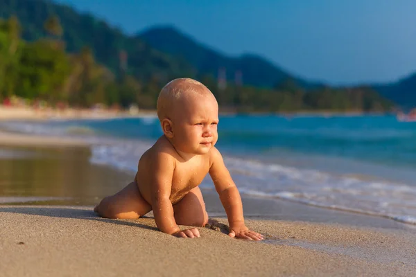 Un bambino che si diverte su una spiaggia tropicale . — Foto Stock