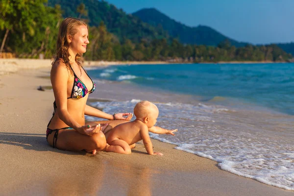 Una giovane madre con un bambino divertirsi su una spiaggia tropicale.. Nat — Foto Stock