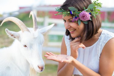 komik resim güzel genç kız çiftçi ona çelenk ile