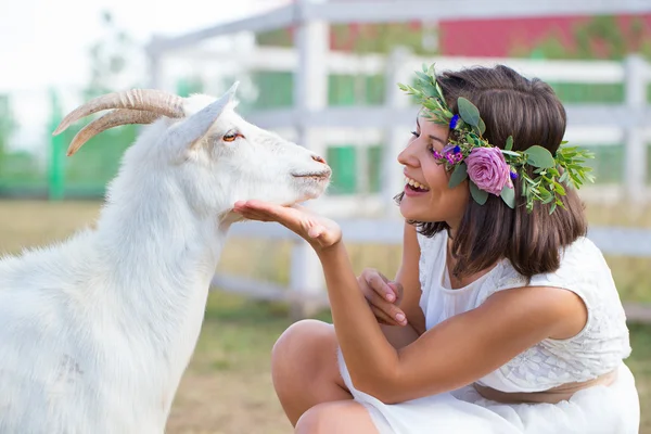 Funny picture a beautiful young girl farmer with a wreath on her — Stock Photo, Image