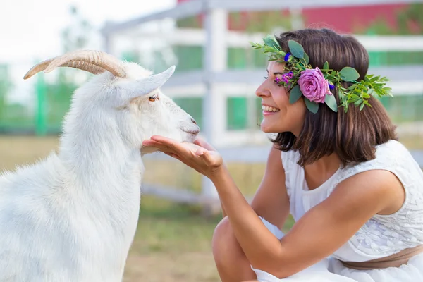 Funny picture a beautiful young girl farmer with a wreath on her — Stock Photo, Image