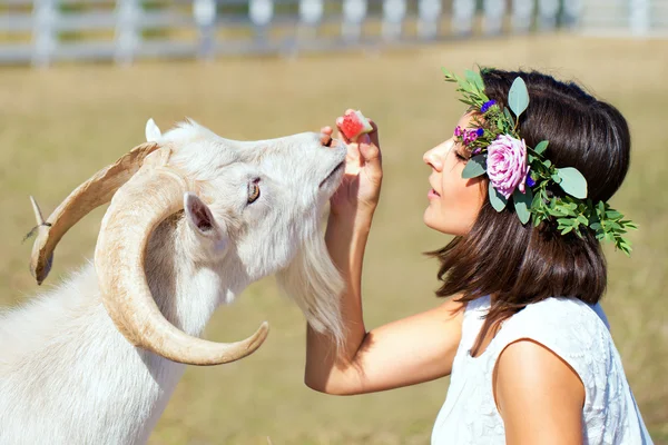 Funny picture a beautiful young girl farmer with a wreath on her — Stock Photo, Image