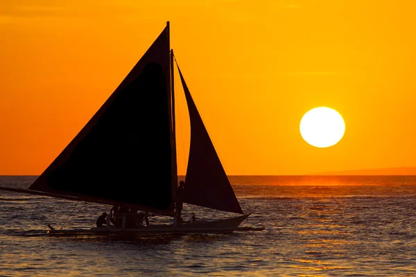 Barca a vela al tramonto su un mare tropicale. Silhouette foto . — Foto Stock