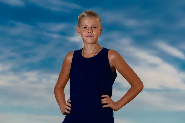 Jeune adolescent beau sur la plage. Semble réfléchi dans le th — Photo