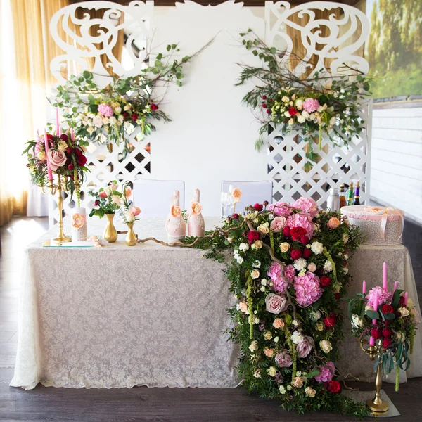 Disposizione floreale per decorare il banchetto di nozze, la sposa e — Foto Stock