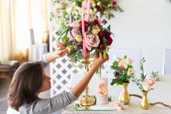 Florista en el trabajo. Mujer haciendo decoraciones florales de primavera la boda —  Fotos de Stock