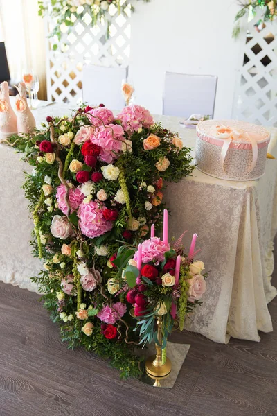 Arreglo floral para decorar la fiesta de la boda, la novia y — Foto de Stock