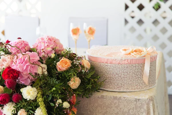 Blomsterarrangemang att dekorera bröllopsfesten, bruden och — Stockfoto