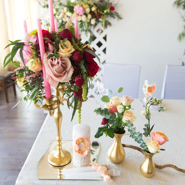 Arreglo floral para decorar la fiesta de la boda, la novia y — Foto de Stock