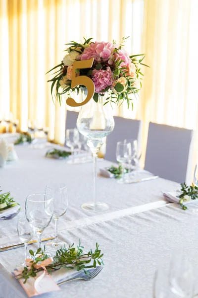 Disposizione floreale per la decorazione tavola nuziale per gli ospiti. Camera — Foto Stock