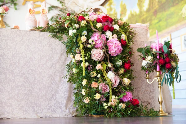 Arreglo floral para decorar la fiesta de la boda, la novia y — Foto de Stock