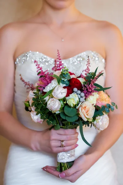 Bruid houden een bruiloft boeket van roze rozen. — Stockfoto