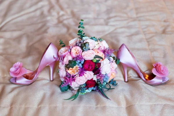 Bruiloft accessoires voor de ochtend van de bruid in roze. weddi — Stockfoto