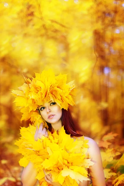 Joven chica hermosa con hojas de otoño en la mano, y la wre — Foto de Stock