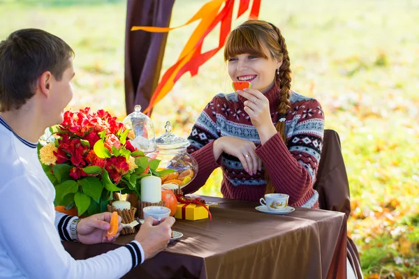 Vackra unga par ha picknick i höst park. lyckliga famil — Stockfoto