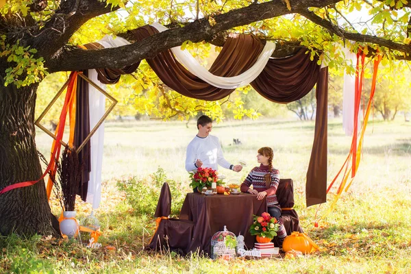 Hermosa pareja joven de picnic en el parque de otoño. Feliz Famil. —  Fotos de Stock