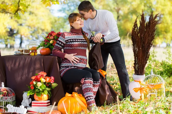 Beautiful Young Pregnant Couple Having Picnic in autumn Park. Ha — Stock Photo, Image