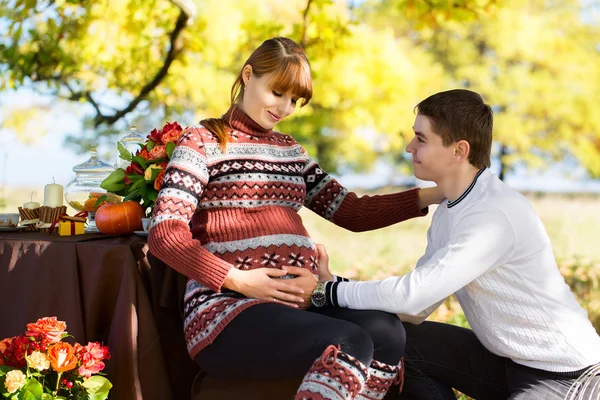 Vackra unga gravida par ha picknick i höst park. ha — Stockfoto