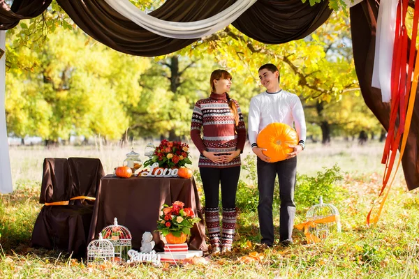 Schöne junge schwangere Paar beim Picknick im Herbst Park. ha — Stockfoto