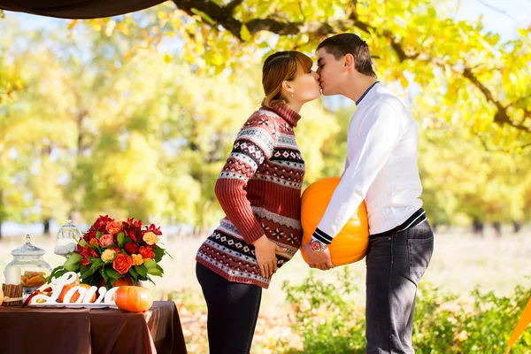 Beautiful Young Pregnant Couple Having Picnic in autumn Park. Ha — Stock Photo, Image