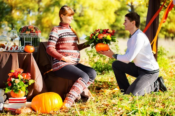 Beautiful Young Pregnant Couple Having Picnic in autumn Park. Ha — Stock Photo, Image