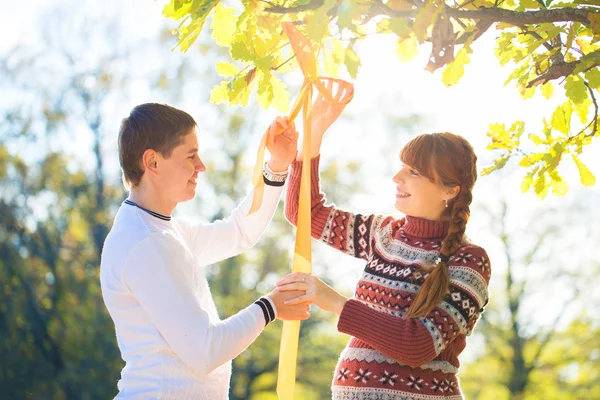 Beautiful Young Pregnant Couple Having Picnic in autumn Park. Ha — Stock Photo, Image