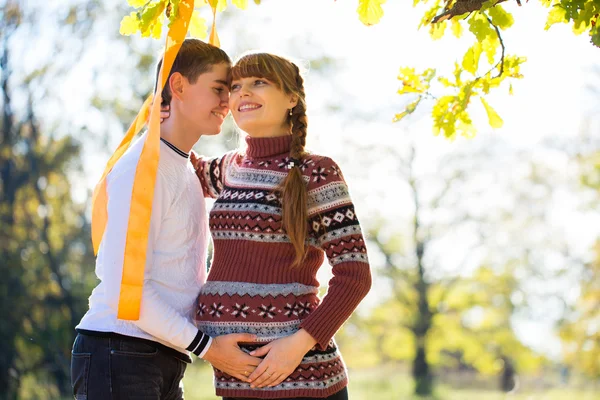 Hermosa joven pareja embarazada teniendo picnic en el parque de otoño. Ja. — Foto de Stock