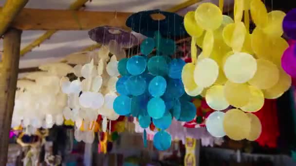 Bunte Anhänger aus Muscheln, die sich im Wind wiegen. — Stockvideo