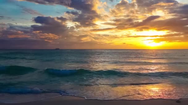 Schöner Sonnenuntergang über einem tropischen Meer. — Stockvideo