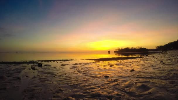Hermoso amanecer sobre el mar tropical. Plazos — Vídeos de Stock