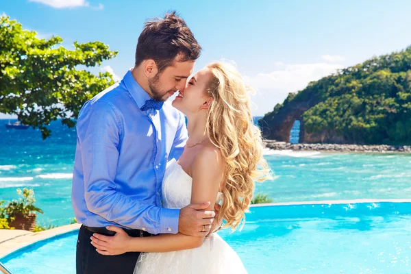 Šťastné nevěsty a ženicha, baví se na tropické pláži — Stock fotografie