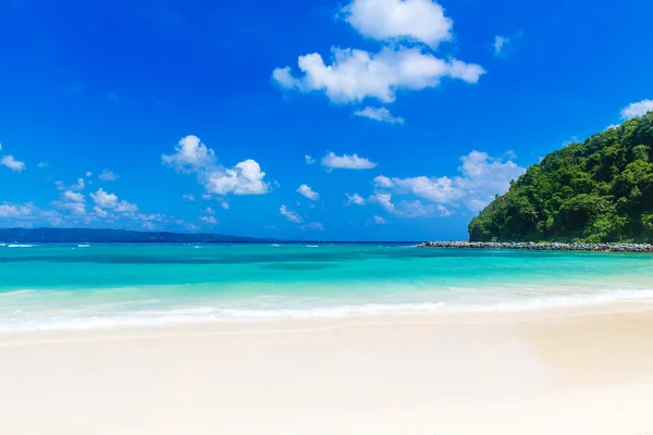 Escena de sueños. Hermosa playa de arena blanca, el mar tropical. Suma — Foto de Stock