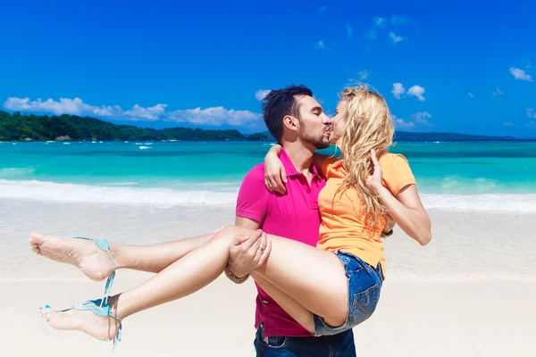 Jovem casal amoroso se divertindo em uma praia tropical — Fotografia de Stock